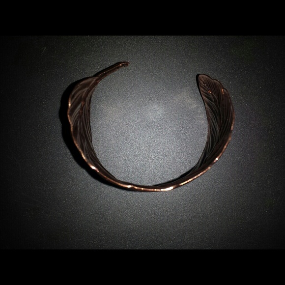***SOLD*** . Large copper feather cuff bracelet - Picture 4 of 4