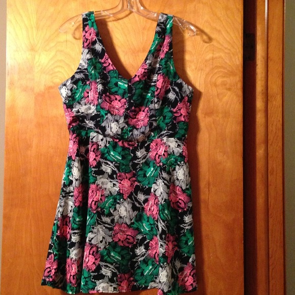 🔴SOLD🔴One clothing dress - Picture 2 of 3