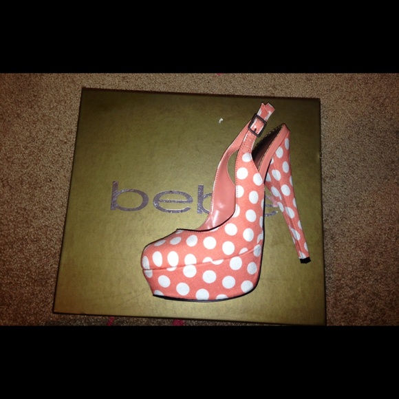 Bebe pumps two different colors 35$ a pair
