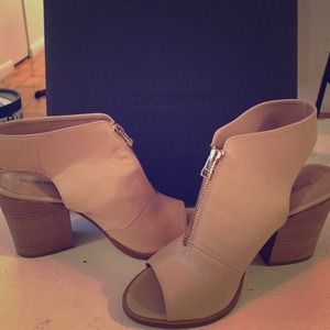 Violette open toe heel in nude