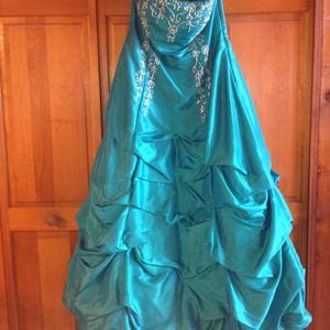 Long prom dress. Teal color.
