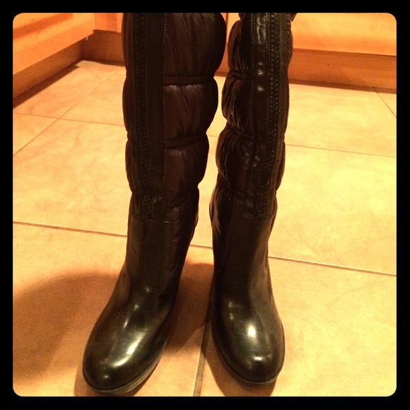Padding wedge hill boots