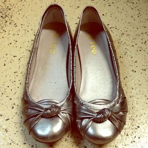 Me Too gunmetal gray flats