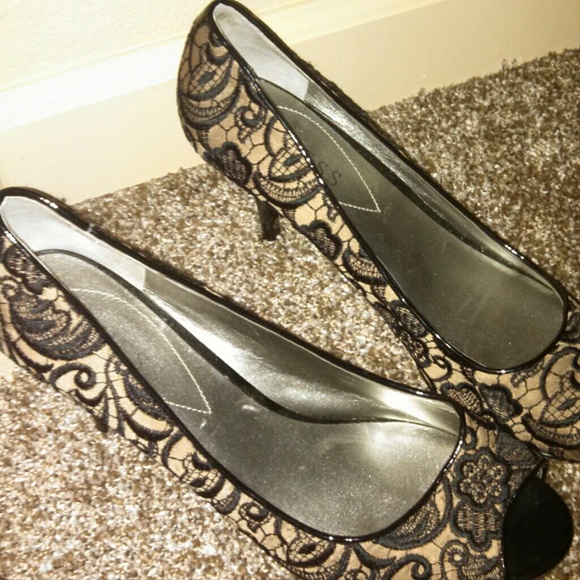 Guess heels, size 9. Never worn.