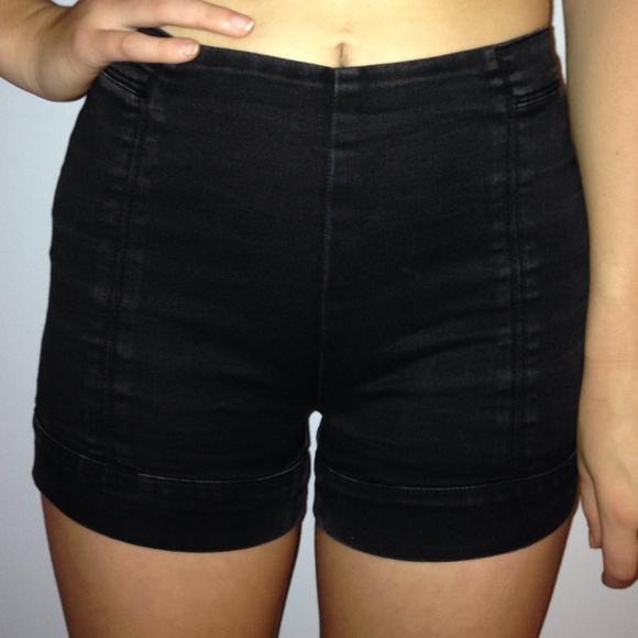 Highwaisted black jean shorts