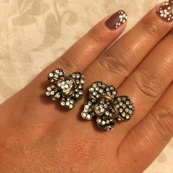 One ring with 2 separate flowers