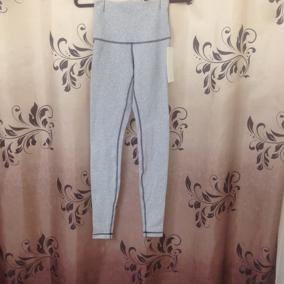 NWT LULU LEMON WUNDER UNDER SIZE 4