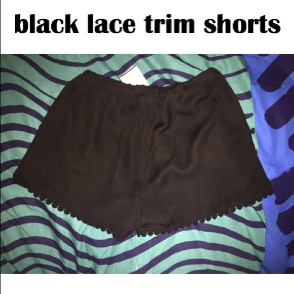 Brandy Melville elastic shorts with lace