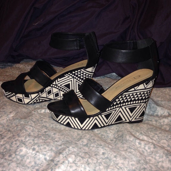 Cute tribal black wedges