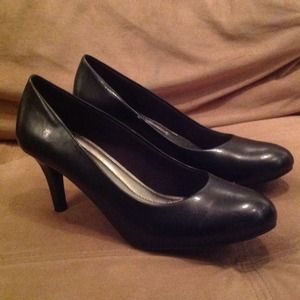 Black pumps
