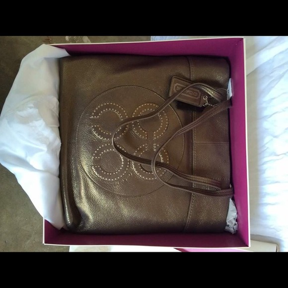New Coach purse. Still in original box/silk bag.