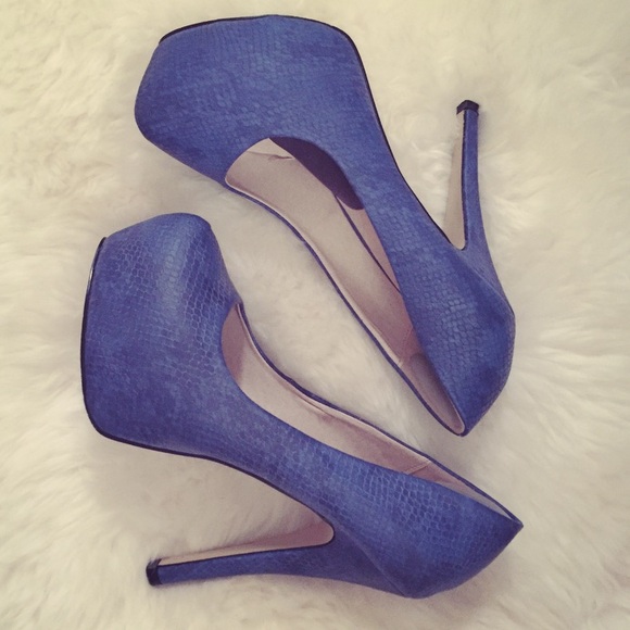 🔥Blue Snakeskin Pumps 🔥 - Picture 1 of 4