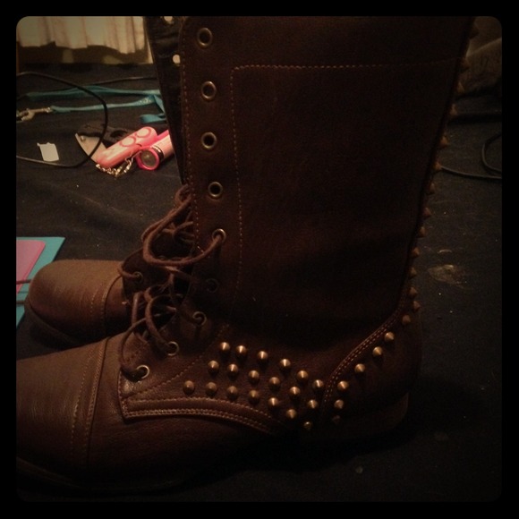 Cute brown combat boots with spikes :)