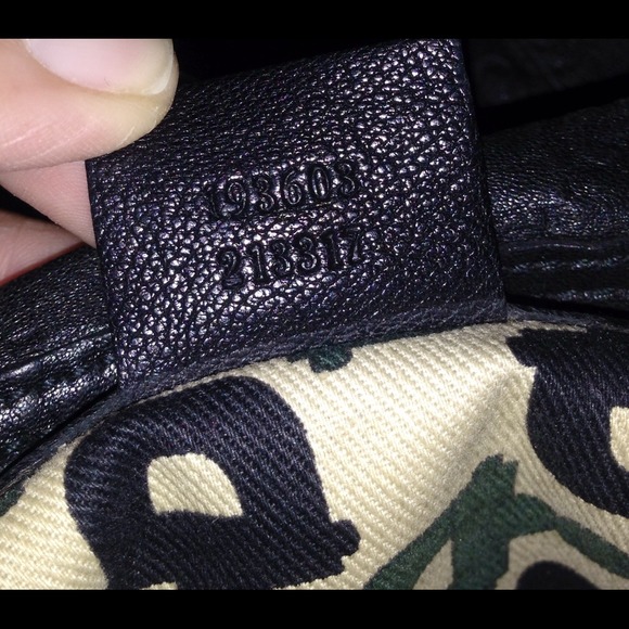 Authentic GUCCI GG Supreme Canvas handbag - Picture 2 of 4