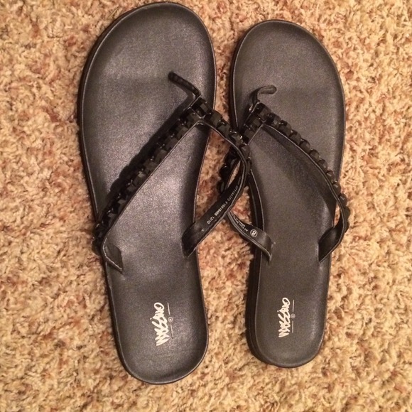 Mossimo size 8 black flip flops