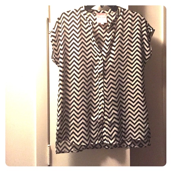 Romeo & Juliet Couture B&W Chevron Top - Picture 1 of 3