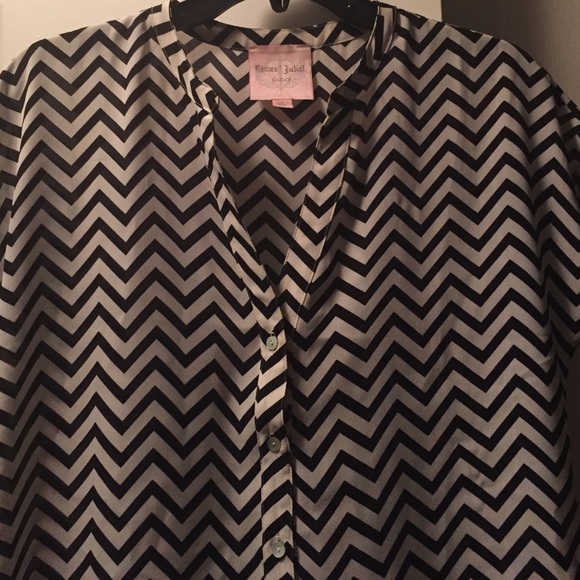 Romeo & Juliet Couture B&W Chevron Top - Picture 3 of 3