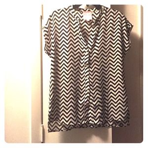 Romeo & Juliet Couture B&W Chevron Top