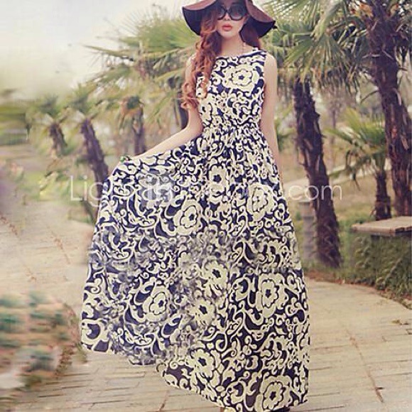 🎉🎉HP 6/20🎉🎉Beautiful Print Chiffon Maxi Dress