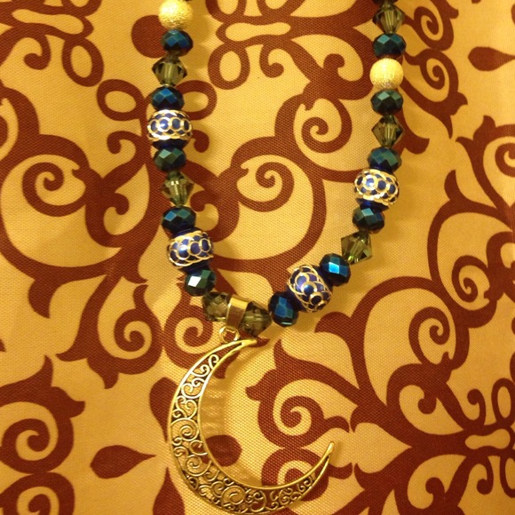Brand new custom made swarvoski bead necklace