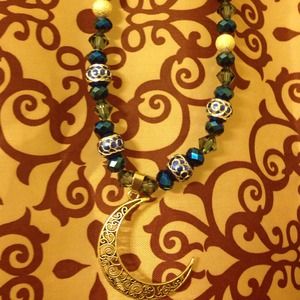 Brand new custom made swarvoski bead necklace