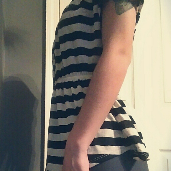 One shirt size S - Picture 2 of 4