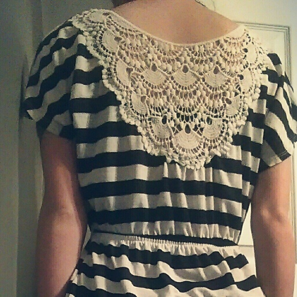 One shirt size S - Picture 3 of 4