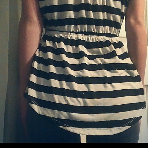 One shirt size S - Picture 4 of 4