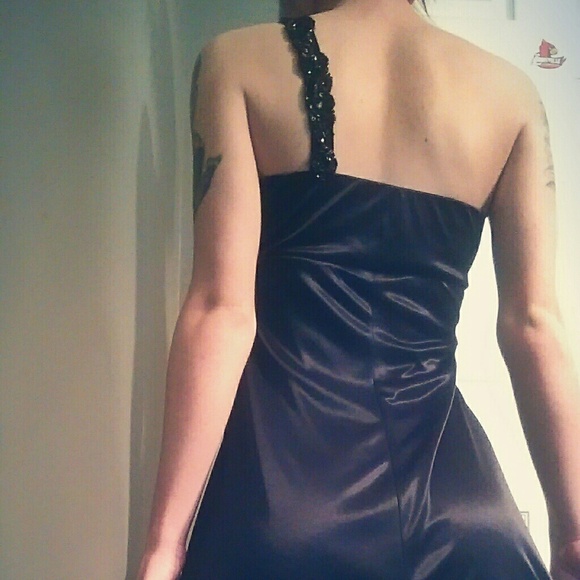 One size 1/2 - Picture 4 of 4