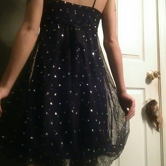 One dress size 3/4 - Picture 3 of 4