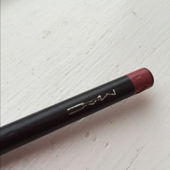 MAC lip pencil in the color "soar"