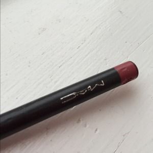 MAC lip pencil in the color "soar"