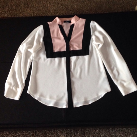 Beautiful blouse - Picture 2 of 3