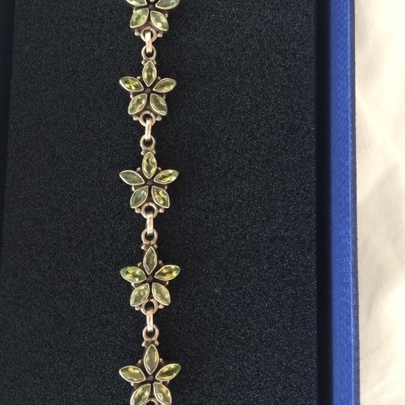 Peridot/ Silver flower bracelet