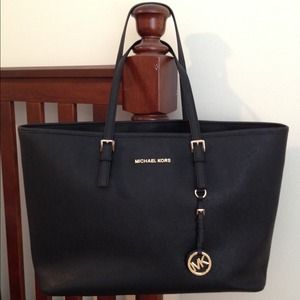 LIKE NEW MICHAEL KORS jet set saffiano bag!