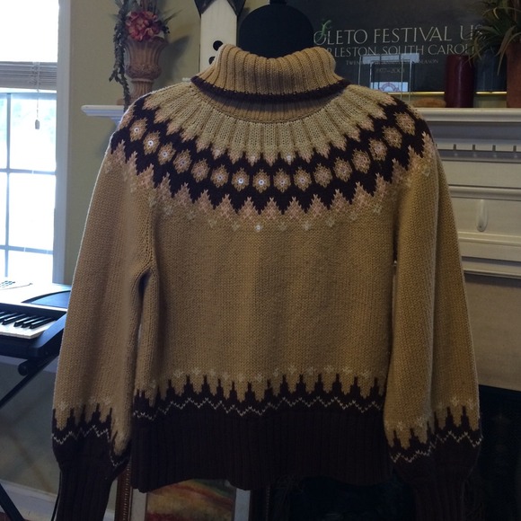 Size L Ana turtle neck sweater