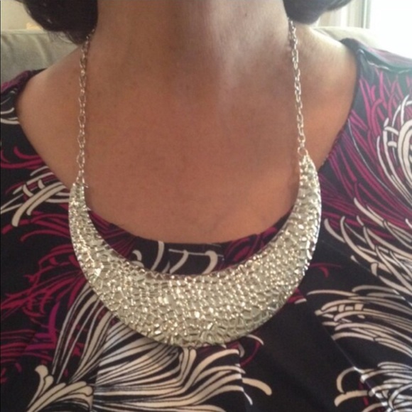 NEW Hammered Metal Bib Necklace - Picture 4 of 4