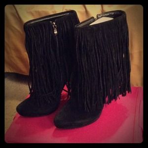 Fringed suede booties 🔥