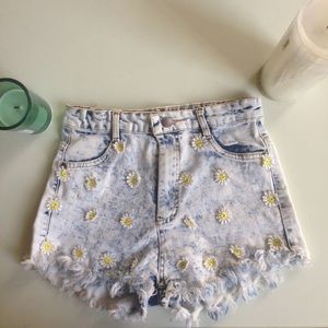 Light wash daisy denim shorts