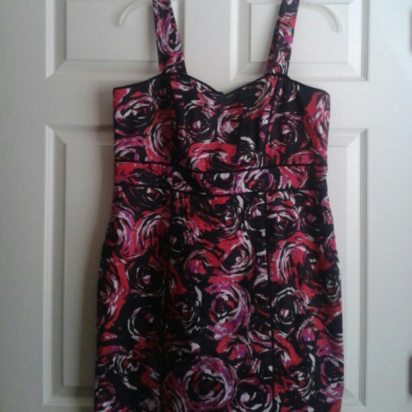REDUCED!! Beautiful Roses Dress - Picture 2 of 3