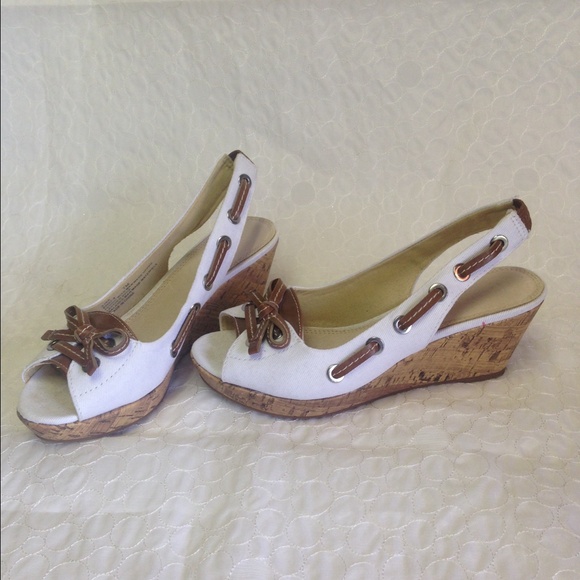 Preppy Slingback Wedges! Canvas and cork⚓️⛵️🐎 - Picture 3 of 4