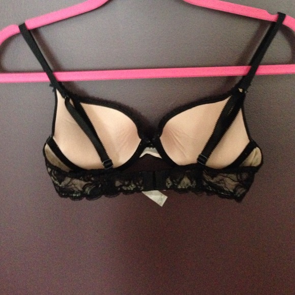 VS 32B in black and black and nude lace. Very sexy - Picture 2 of 3