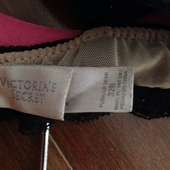 VS 32B in black and black and nude lace. Very sexy - Picture 3 of 3