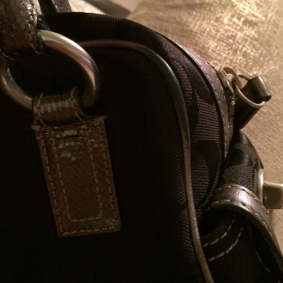 Coach signature logo - snakeskin trim purse ๐ - Picture 4 of 4