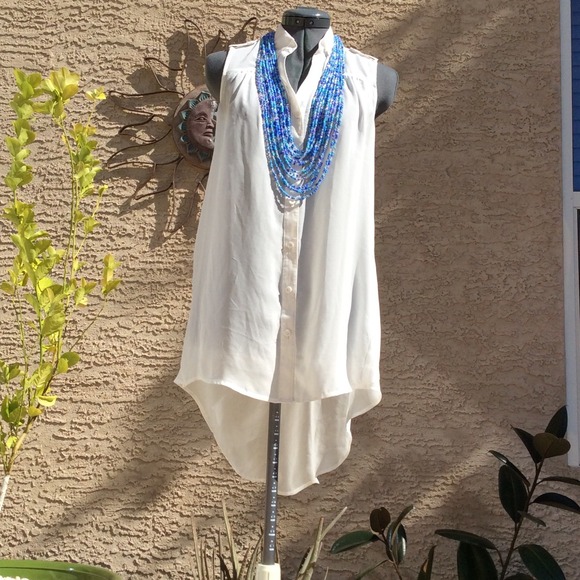 Beautiful Tunic w/ Back Button Detail