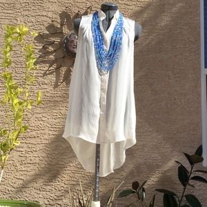 Beautiful Tunic w/ Back Button Detail