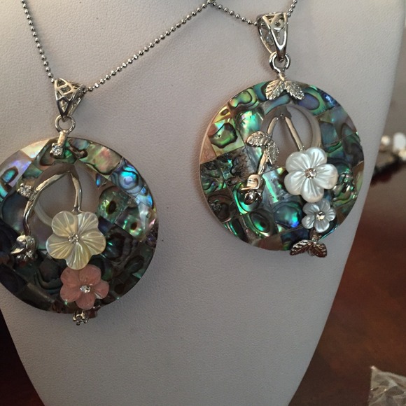 Hawaii style abalone flower pendant
