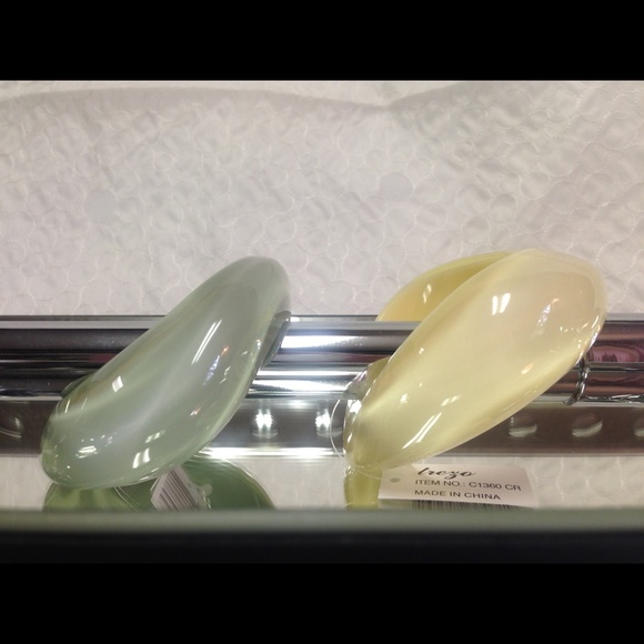 Polyresin fashion bangle💃 - Picture 2 of 3