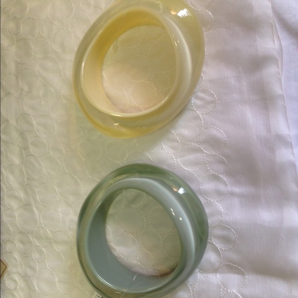 Polyresin fashion bangle💃 - Picture 3 of 3