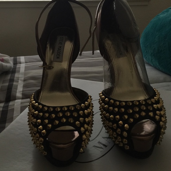 💟Steve Madden strappy heels with gold studs